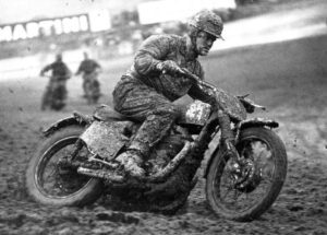 Fotografia de uma corrida de motos scramble nos anos 1900