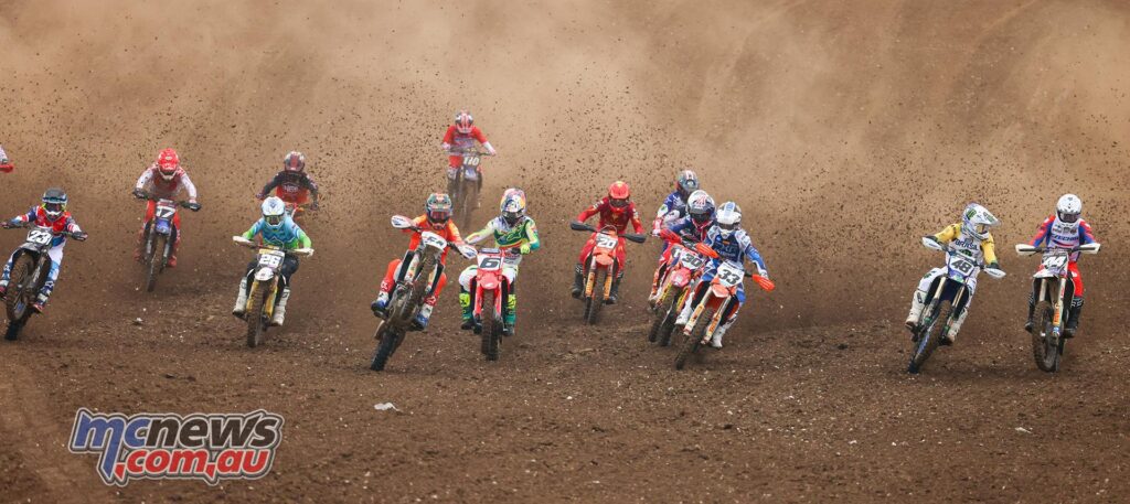 largada da corrida 2 mx2 e open no domingo do Motocross das Nações 2024 no circuito de Matterley Basin, na Inglaterra. O piloto brasileiro Fábio dos Santos numeral 48 no canto direito da tela fez uma boa largada.