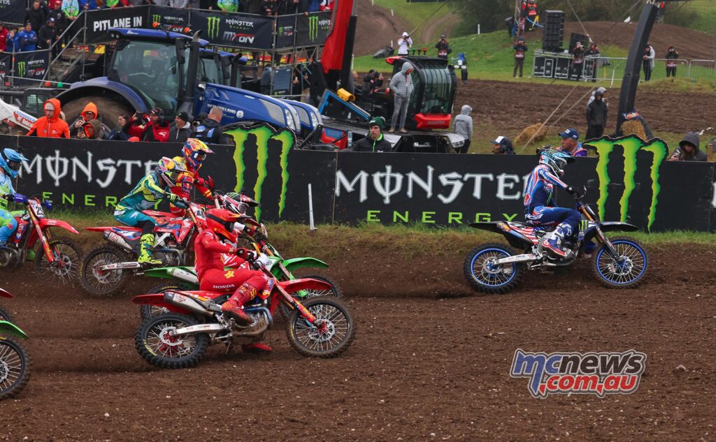 largada da corrida 3 mxgp e open do Motocross das Nações 2024 no circuito de Matterley Basin, na Inglaterra. Eli Tomac holeshot seguido por Jett Lawrence, Jorge Prado.