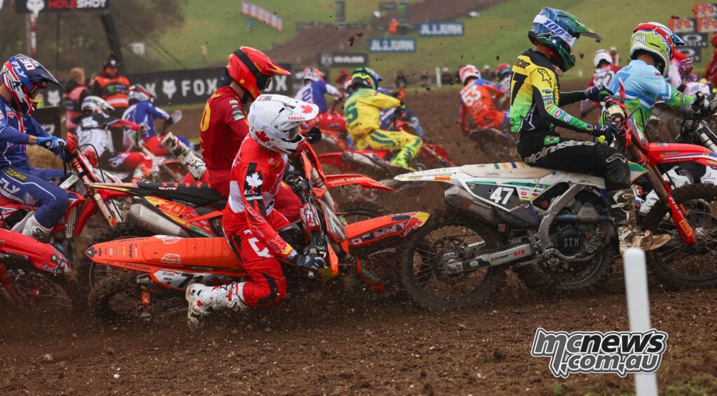 largada da corrida 1 Motocross das Nações 2024 no circuito de Matterley Basin, na Inglaterra. Categoria MXGP e MX2, o piloto brasileiro Bernardo Tibúrcio da equipe Honda se choca com outro piloto na primeira curva.