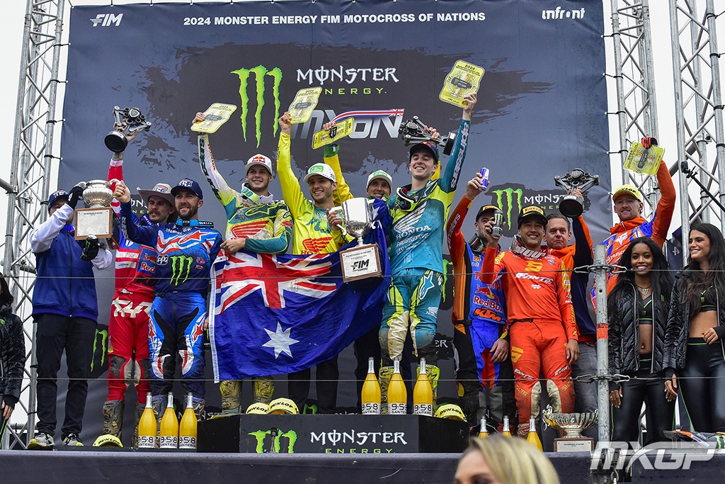 Pódio do Motocross das Nações 2024 no circuito de Matterley Basin, na Inglaterra. Austrália vence, Estados Unidos em segundo lugar e Países Baixos Holanda na terceira posição.
