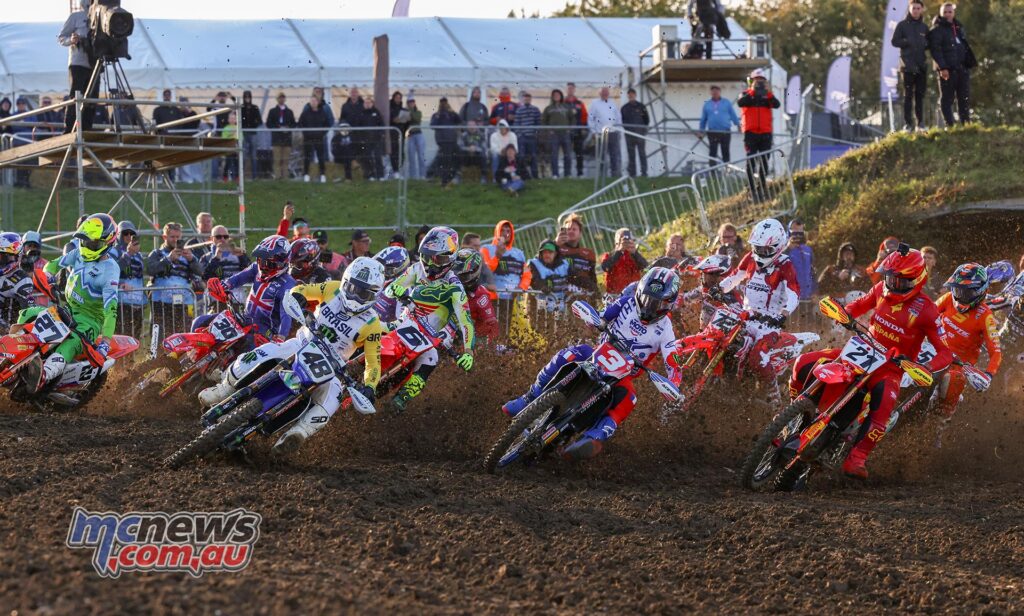 Foto da largada da corrida classificatória de sábado do Motocross das Nações 2024 no circuito de Matterley Basin, na Inglaterra. Mostrando o holeshot do piloto brasileiro Fábio dos Santos na categoria Open.