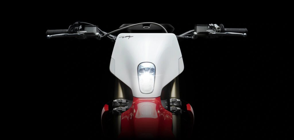 imagem da frente da moto de trilha elétrica Stark VARG EX mostrando o farol de LED de 4000 lúmens.