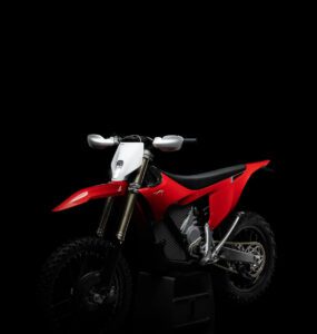 imagem mostrando o lado esquerdo da moto de trilha elétrica stark varg ex, é possível perceber o pezinho lateral para apoio da moto e também o fato da moto stark varg ex não possuir pedal de marcha pois o motor não exige troca de marchas.