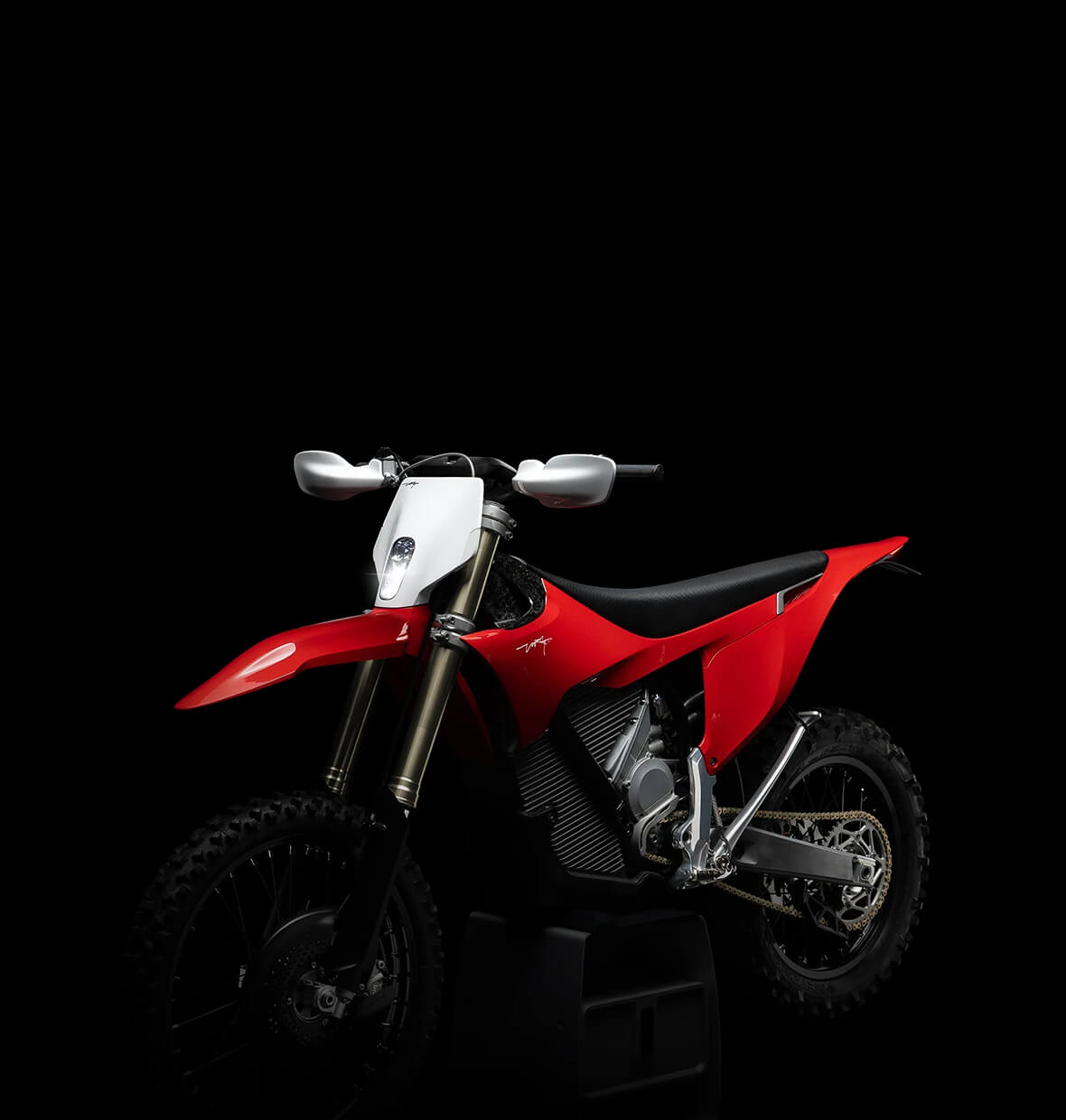 imagem mostrando o lado esquerdo da moto de trilha elétrica stark varg ex, é possível perceber o pezinho lateral para apoio da moto e também o fato da moto stark varg ex não possuir pedal de marcha pois o motor não exige troca de marchas.