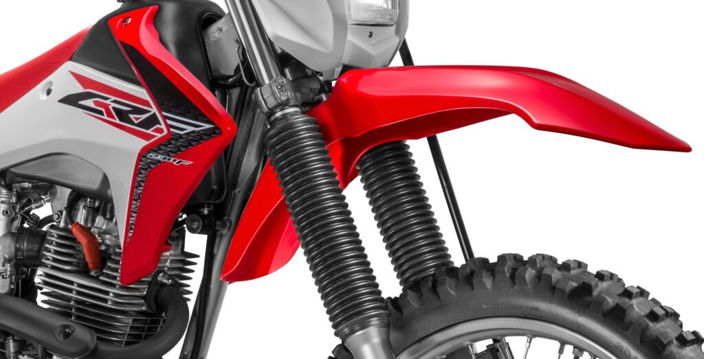 fotografia mostrando a parte da frente da moto honda crf 230 ano 2015, mostrando a suspensão dianteira.
