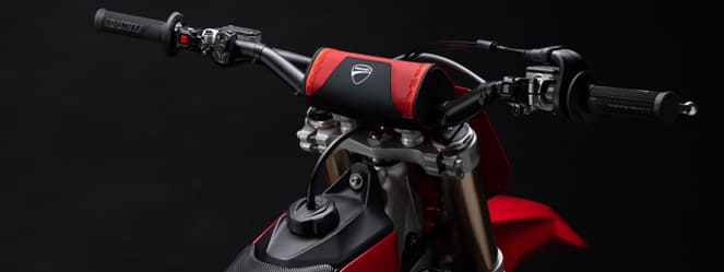 imagem do guidão da moto de motocross Ducati Desmo450 MX mostrando os controles de interruptor do guidão onde é possível selecionar o modo de pilotagem, ativar o Controle de Largada, ativar e desativar o Controle de Tração, ativar e desativar o Quickshifter, verificar o status da conexão do módulo Wi-Fi acessório.