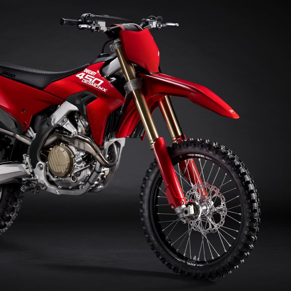 imagem mostrando a dianteira da moto de motocross Ducati Desmo450 MX com foco na roda dianteira, sistema de freio dianteiro, suspensão dianteira.