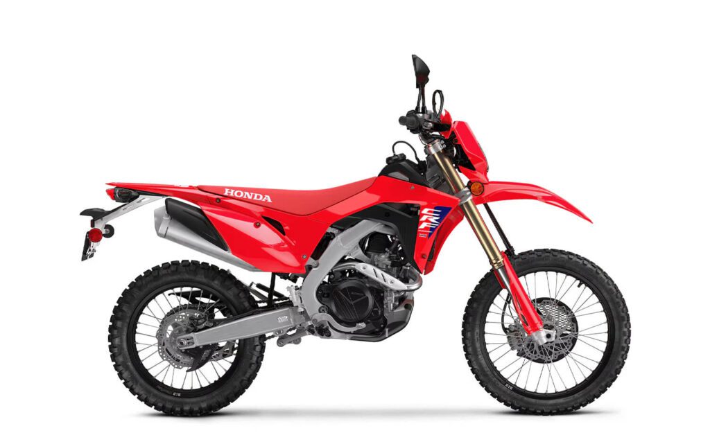 fotografia da moto honda crf450rl 2026 legalizada para andar na rua e rodovias com suporte para emplacamento, farol, espelhos retrovisores e setas de sinalização