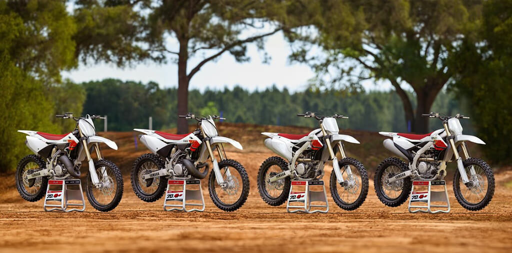 fotografia das motos yamaha 2026 de motocross edição comemorativa de 70 anos com gráficos nas cores branco e vermelho