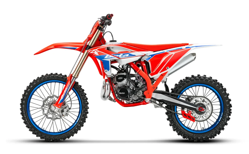 fotografia mostrando o lado esquerdo da nova moto de motocross beta rx 350 2026, onde podemos ver detalhes do motor de 350cc 2 tempos, carburador keihin 38 mm, chassi em aço molibdênio, suspensão dianteira kayaba, sistema de freios nissin