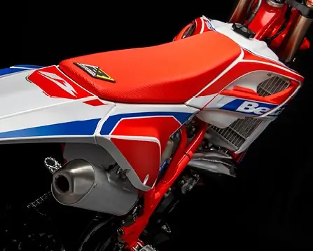 chassi de aço molibdênio com berço duplo da moto de motocross Beta RX 350 2026 com reforço fundido para aumentar ainda mais a rigidez na área da coluna de direção.