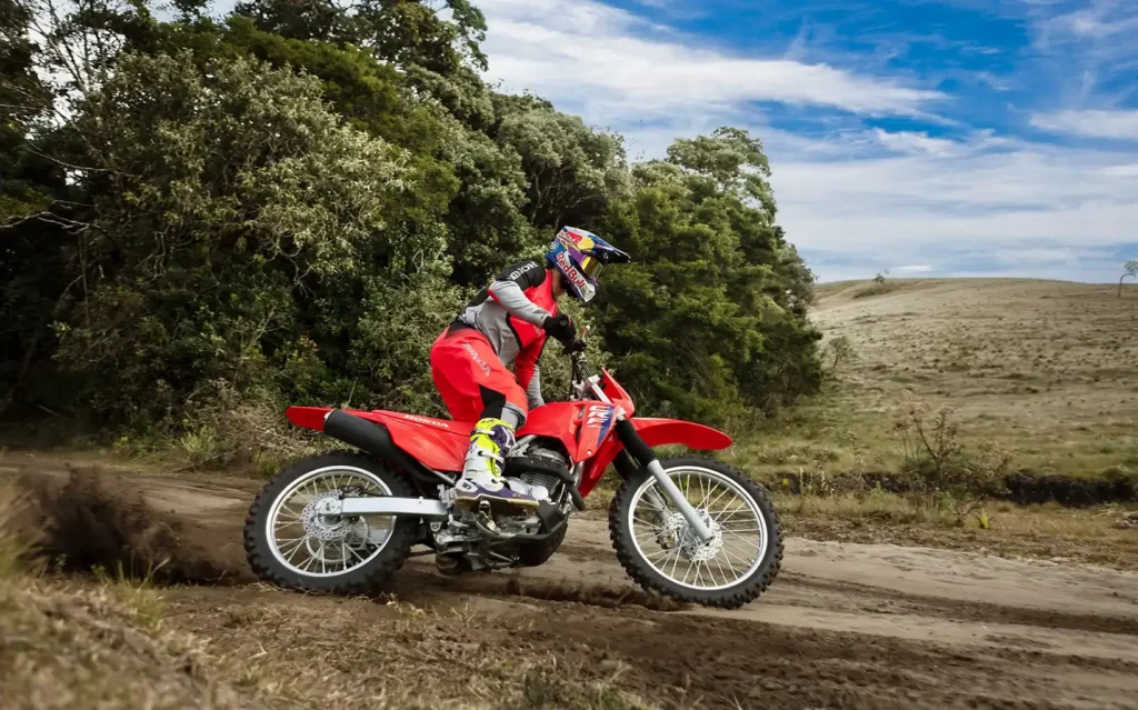 fotografia do piloto Bruno Crivilin pilotando a Honda CRF 300F