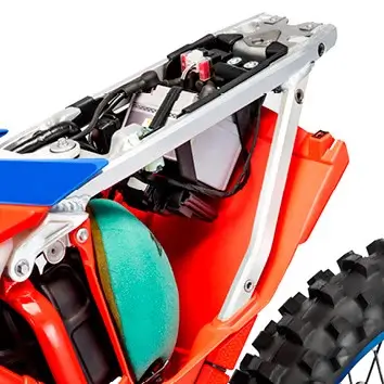 fotografia mostrando o subquadro traseiro em alumínio da beta rx 350 2026 e também o acesso ao filtro de ar pelo lado esquerdo da moto sem a necessidade de ferramentas.