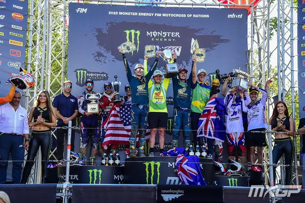 fotografia do pódio do Motocross das Nações 2025 mostrando a Austrália campeã do MXON 2025, Estados Unidos em segundo e França em terceiro lugar.