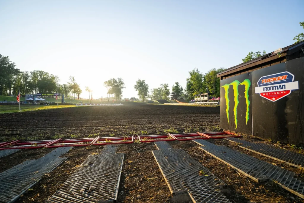fotografia da reta de largada da pista onde vai acontecer o Motocross das Nações 2025 no circuito Iron Man Raceway, na cidade de Crawfordsville, Indiana, Estados Unidos.