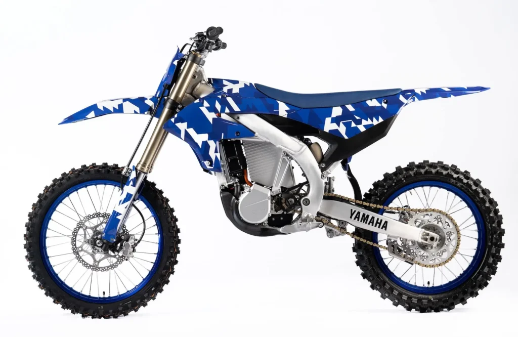 imagem da moto de motocross elétrica Yamaha YE-01 lado esquerdo